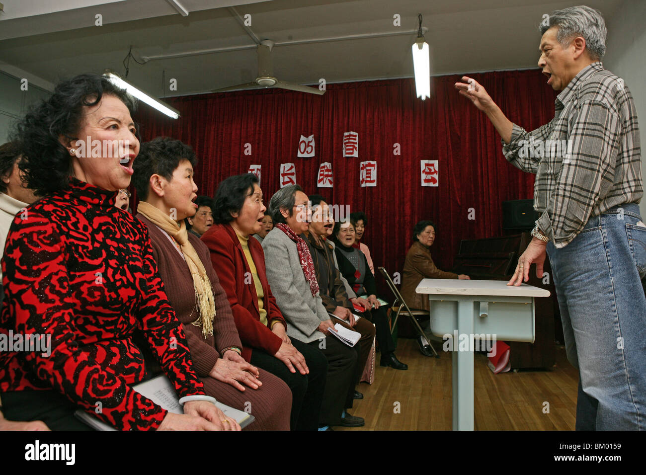 Singer et de la musique d'orchestre Peter Zhang, l'ancien chanteur d'opéras révolutionnaires est maintenant libre de choisir les chansons qu'il préfère, ch Banque D'Images