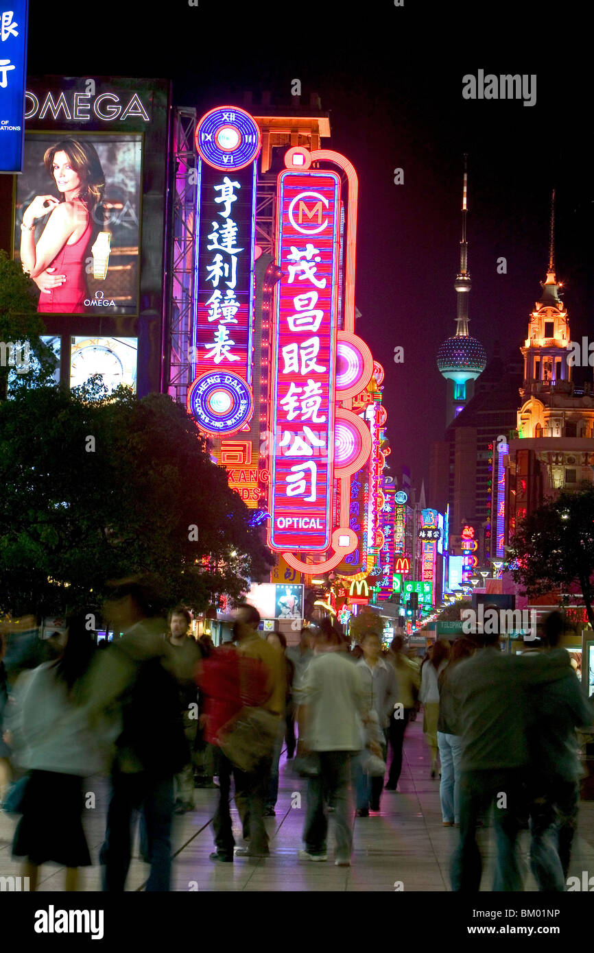 Shopping, Nanjing Road, soir, Nanjing Road, Orient Pearl Tower, shopping, consommation, consommer Banque D'Images