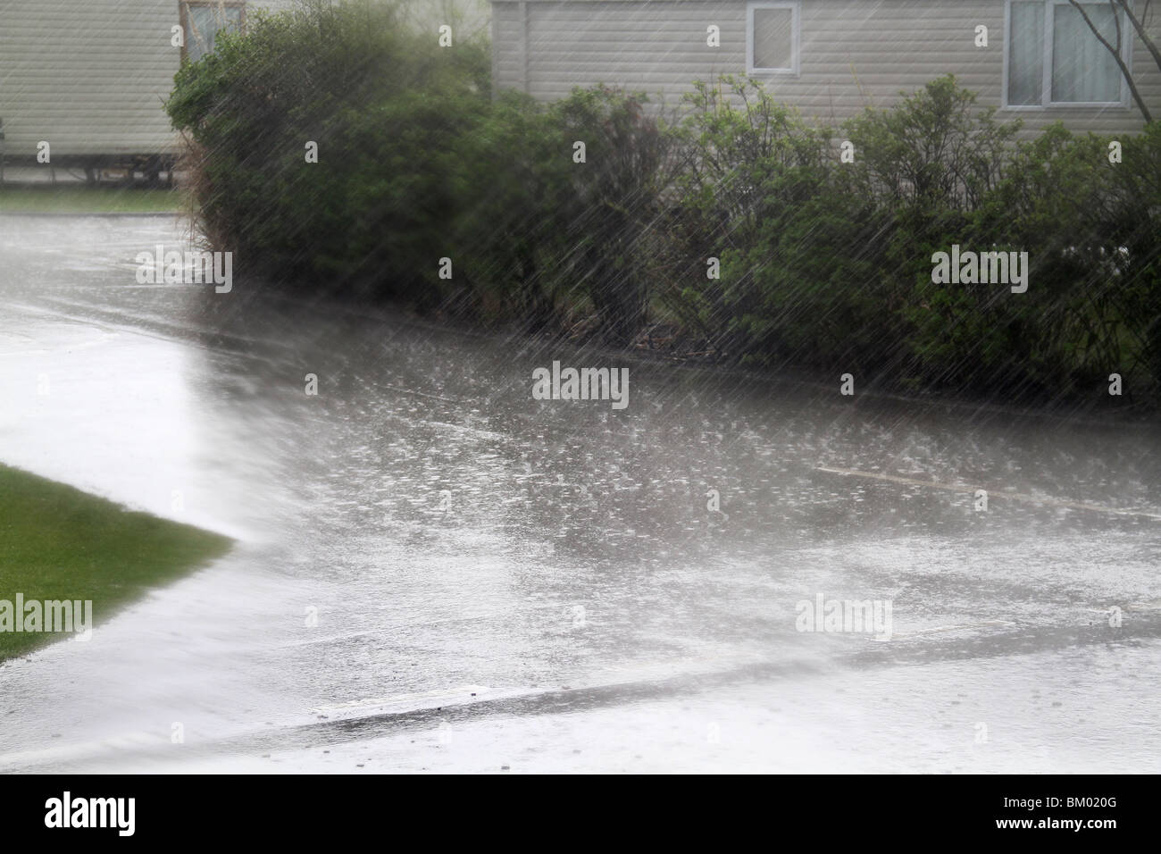 Fortes pluies en une maison de vacances camping pour les grandes caravanes statiques. Banque D'Images