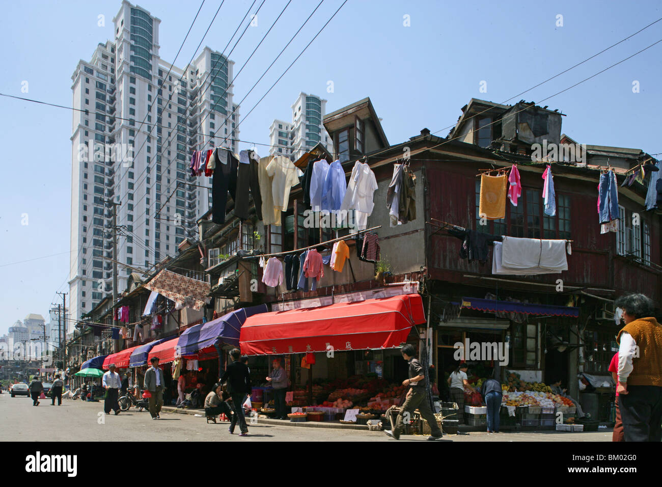 Quartier Zhabei Shanghai, coin de rue, corde à linge, blanchisserie, highrise Banque D'Images