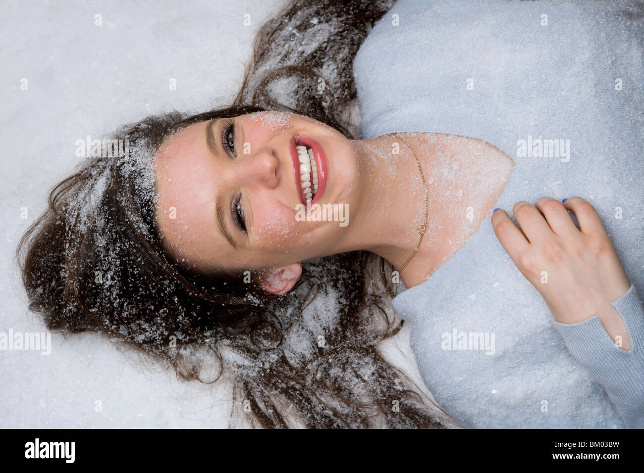 Happy young woman jette dans la neige Banque D'Images