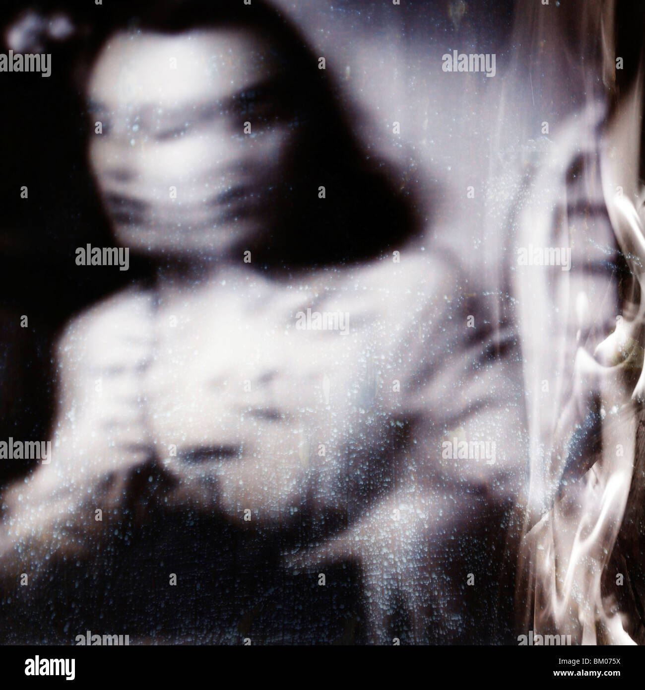 Scène de rêve d'une femme avec deux images de son visage et la fumée à côté d'elle Banque D'Images