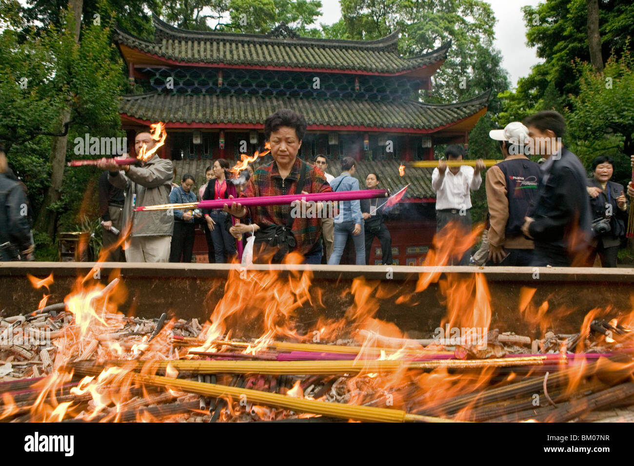 Pèlerins brûler d'encens et des bougies, hall principal, l'incendie, le rouge, le monastère Wannian temple et, Chine, Asie, Site du patrimoine mondial, Banque D'Images