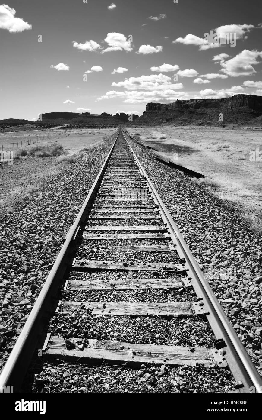 Les voies de train de disparaître dans le désert de Moab, Utah, le sud-est, le contraste la vaste désert paysage Banque D'Images