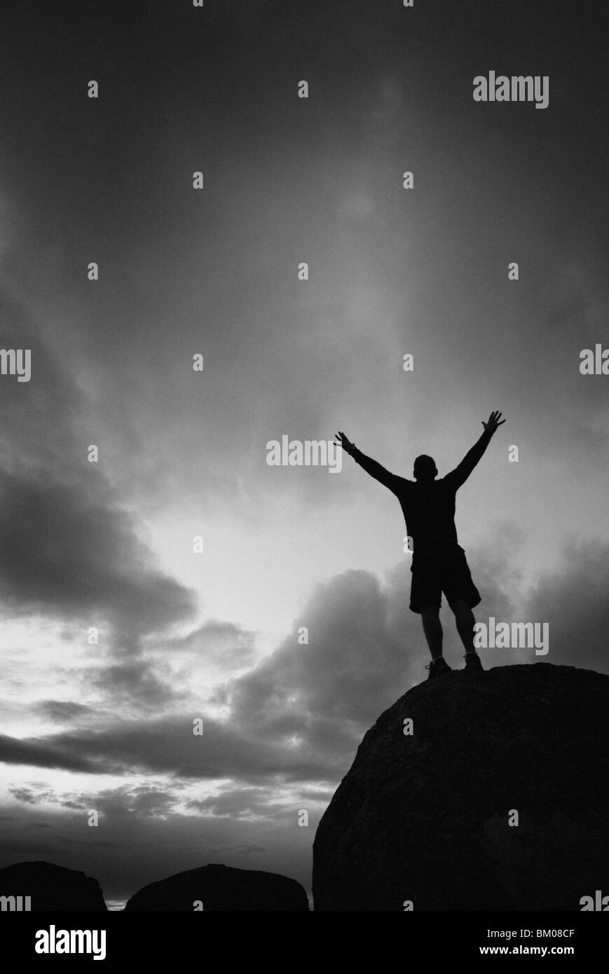 Concepts inspirants paysages nature paysages et les destinations de voyage  : silhouette anonyme homme bras levés en cloudscape Photo Stock - Alamy