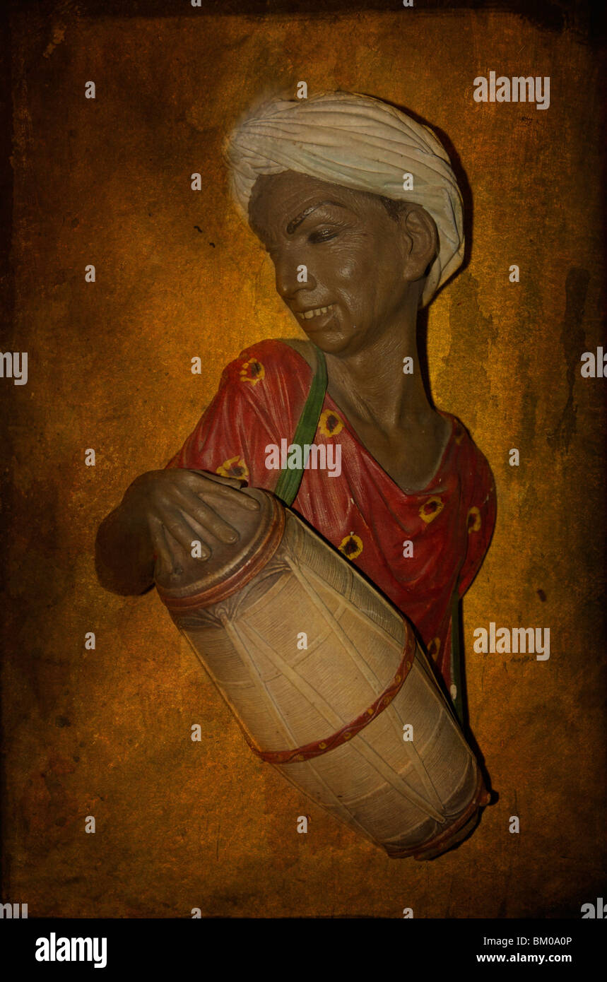 1950 bosson caractère d'un homme asiatique portant un turban jouant un tambour Banque D'Images