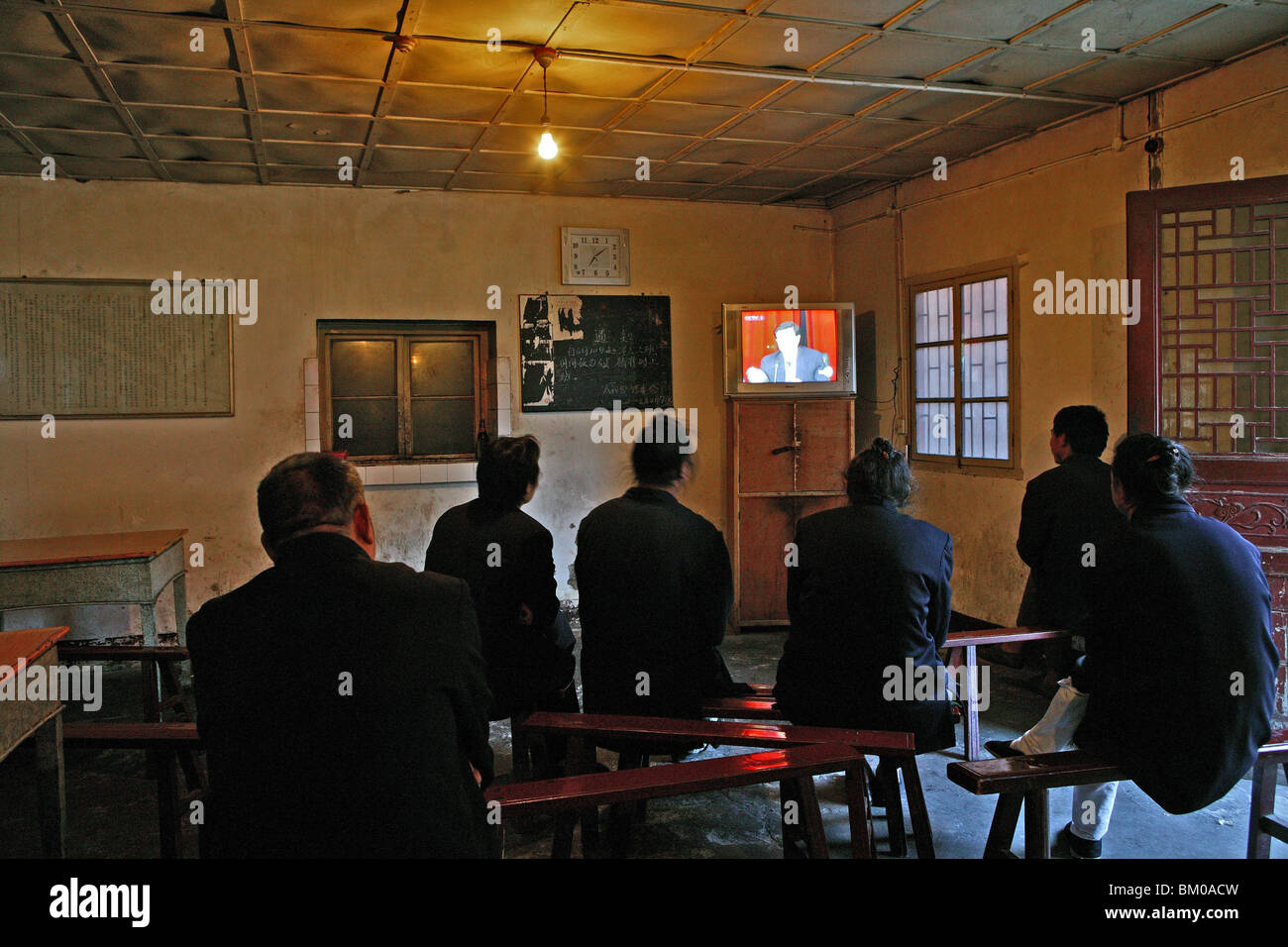 Salle à manger monastère, regarder la télévision, village, montagne taoïste Wudang Shan, province de Hubei, Wudangshan, le Mont Wudang, U Banque D'Images