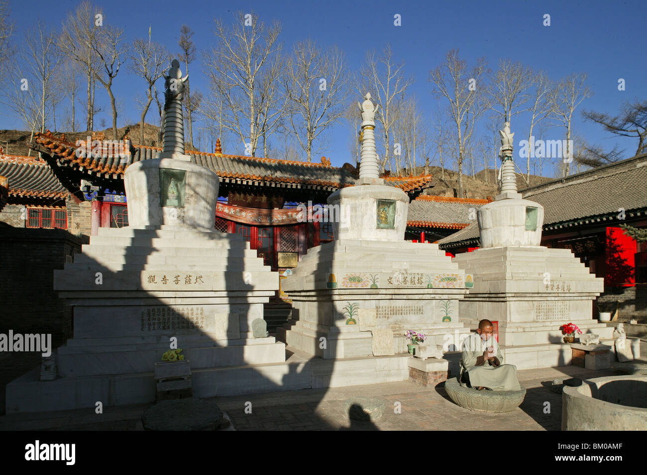 En cour de stupas monastère Santa, Wutai shan, montagne sacrée bouddhiste, province de Shanxi, Chine, Asie Banque D'Images