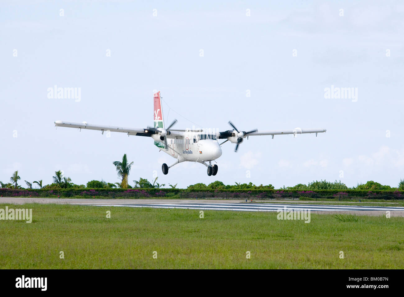 Air Seychelles ATTERRISSAGE DHC-6 Twin Otter, avion, l'aéroport de Praslin Praslin Island, Seychelles Banque D'Images