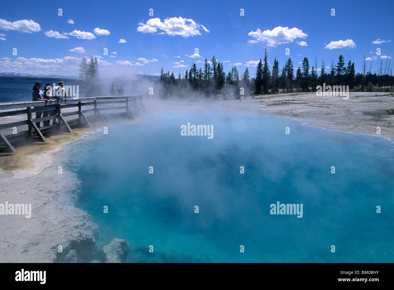 Piscine thermale intérieure noire, West Thumb Geyser Basin, Parc National de Yellowstone, Wyoming, USA Banque D'Images