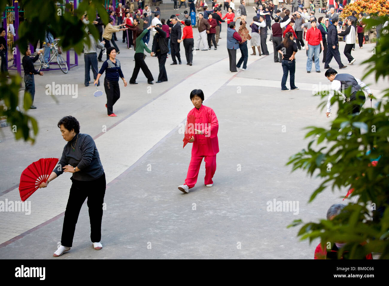 Les Chinois faire du sport dans le Parc Zhongshan, Xiamen, Fujian, China, Asia Banque D'Images