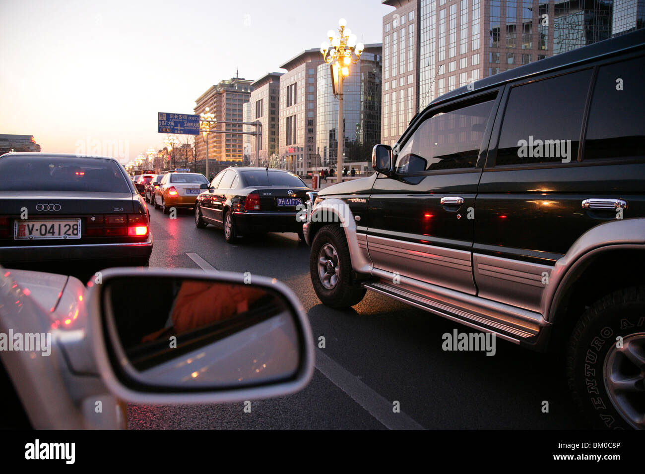 Voitures dans un embouteillage à la brunante, Chaoyang District, Beijing, Beijing, China, Asia Banque D'Images