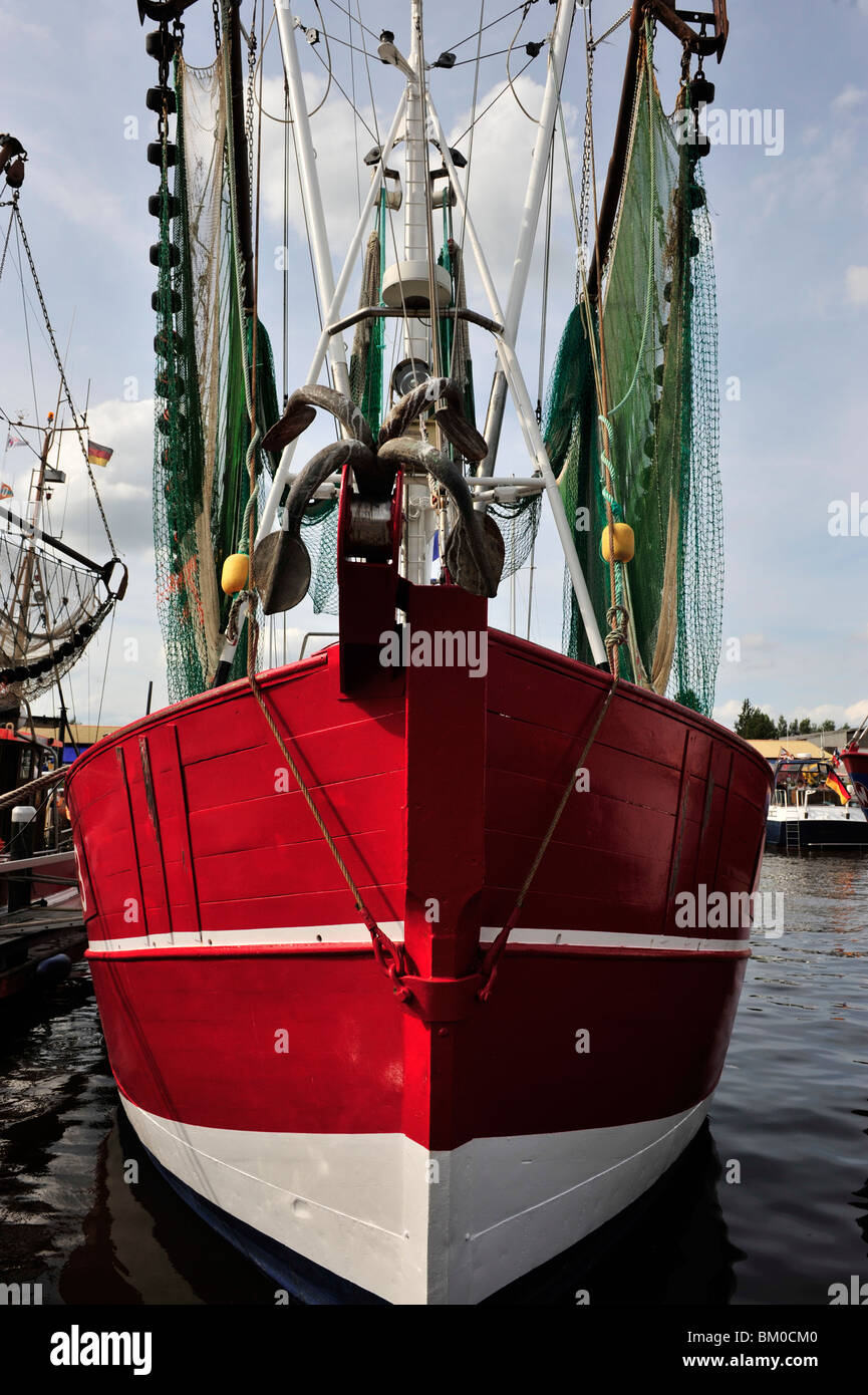 Port de mer Bateau soleil soleil nuages ciel chalutier de pêche de poisson filets rouge piscine Banque D'Images