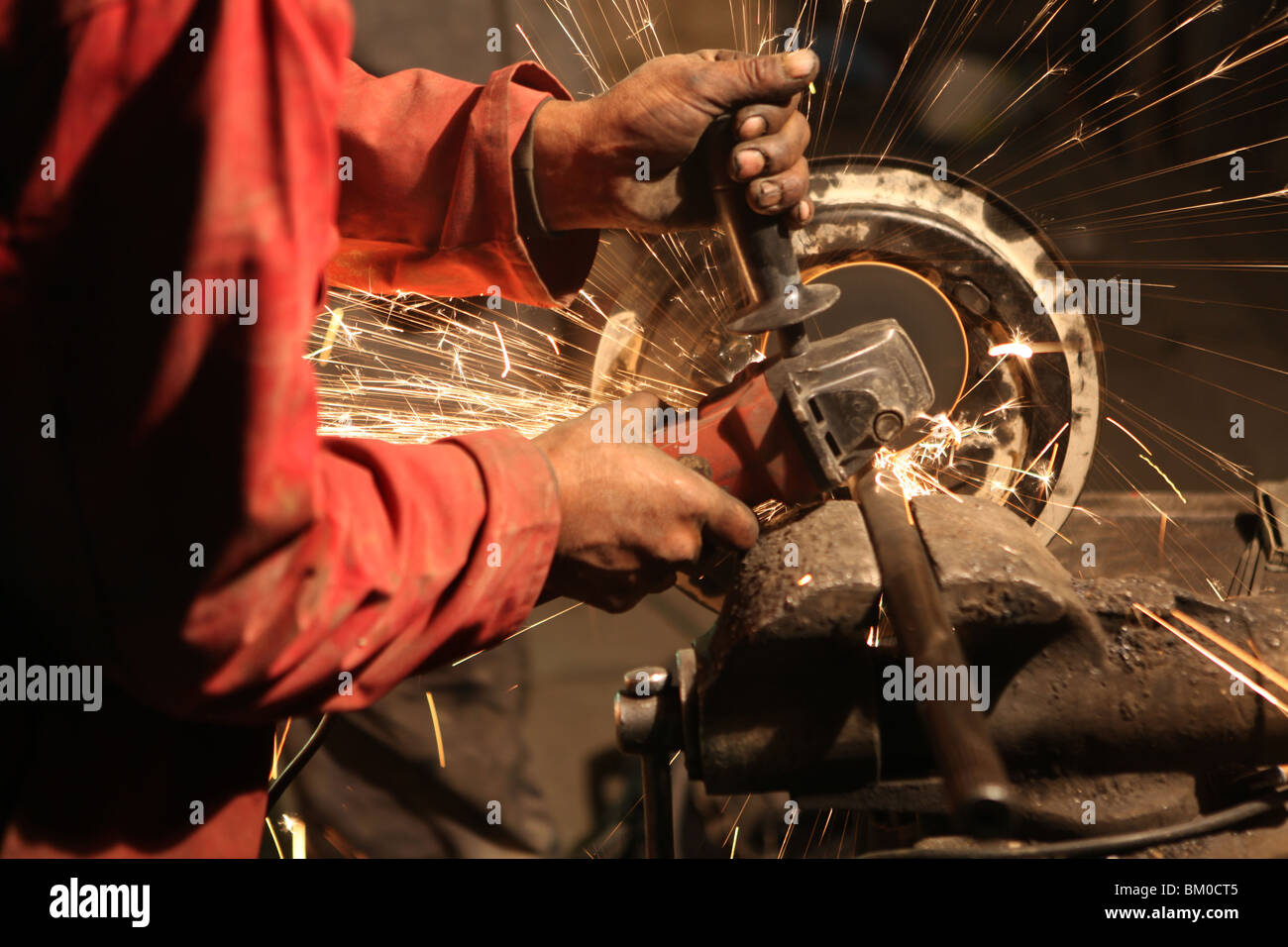 Un mécanicien de Mongolie la fixation d'un véhicule pendant le mongol Rally 2009 en Mongolie. Banque D'Images