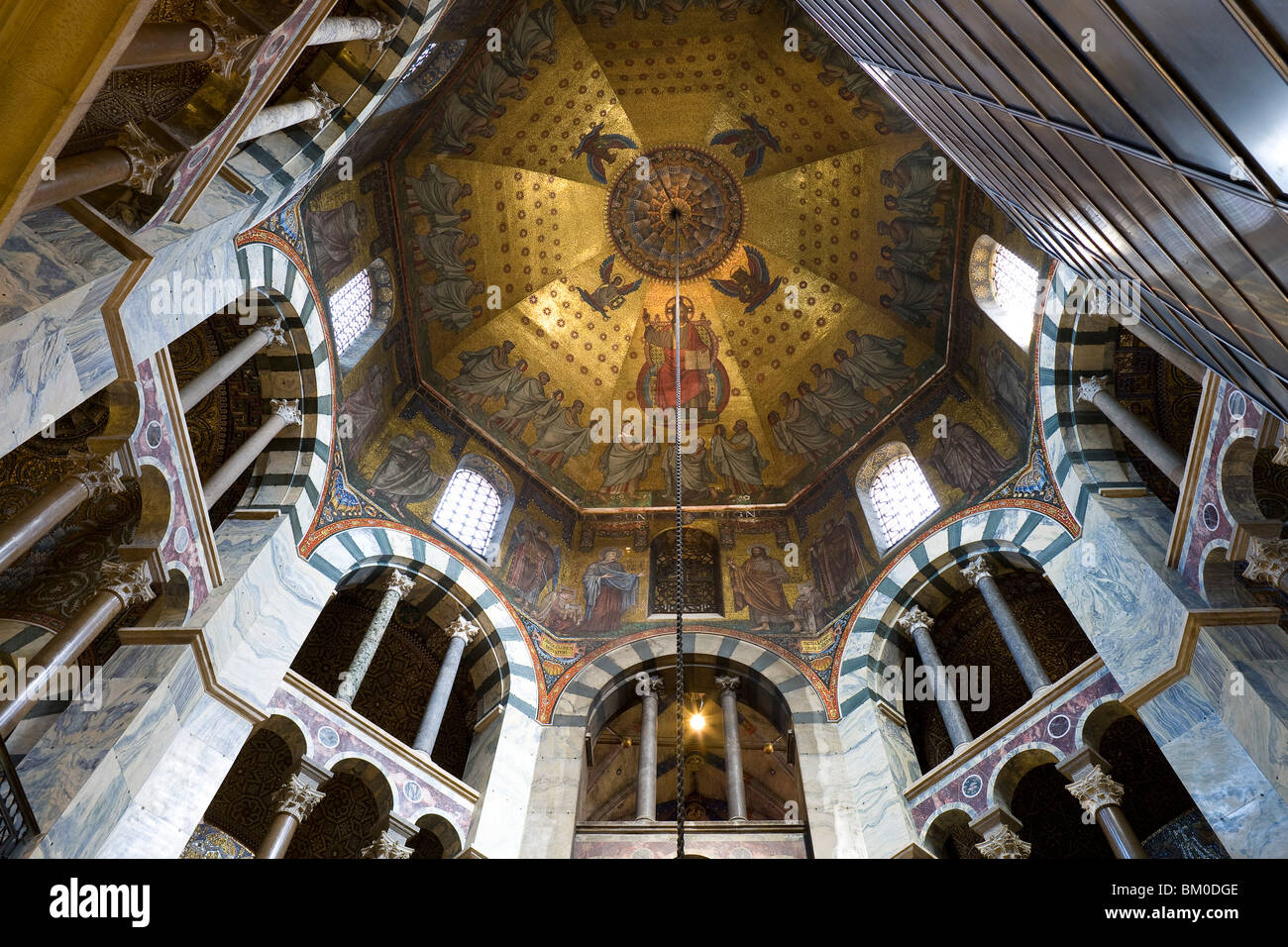 Vue dans la cathédrale d'Aix-la-Chapelle Oktogon, Aix-la-Chapelle, Rhénanie du Nord-Westphalie, Allemagne, Europe Banque D'Images