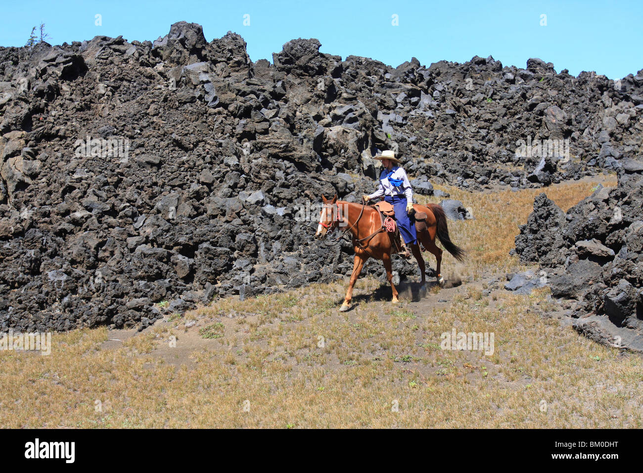 L'homme à cheval près de tas de roches, USA Banque D'Images