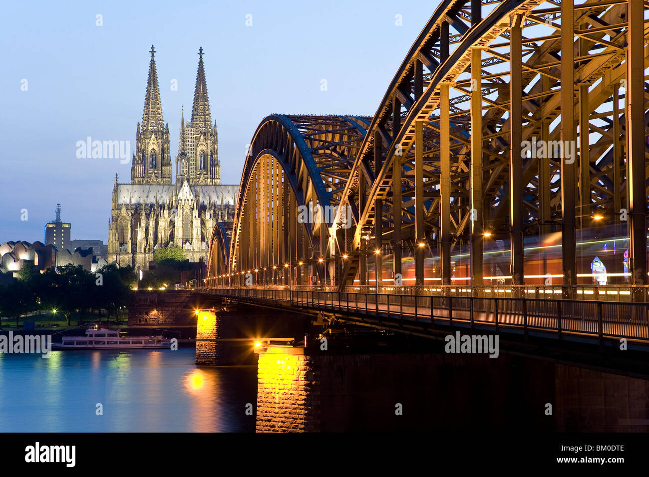 La cathédrale de Cologne avec Hohenzollernbruecke, Cologne, Rhénanie du Nord-Westphalie, Allemagne Banque D'Images