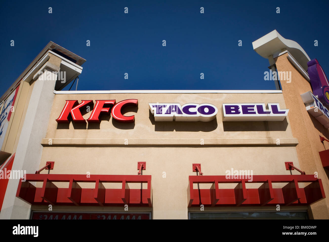 Un co-brander KFC et Taco Bell restaurant est vu à Toronto le 23 avril 2010. Banque D'Images