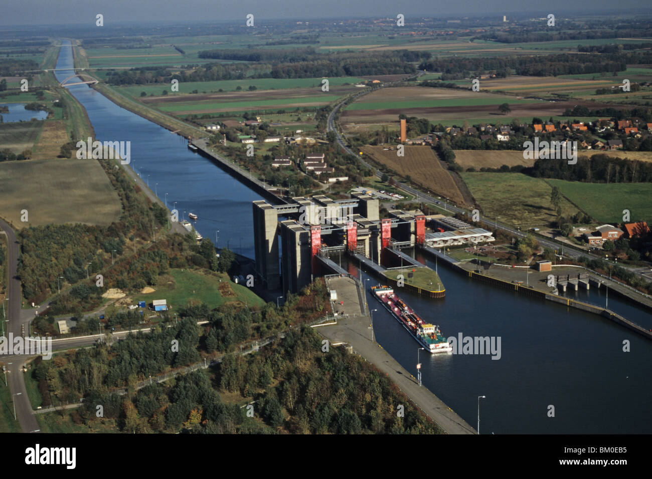 Photo aérienne du navire de palan, ascenseur, Scharnebeck, affluent du canal de l'Elbe, Basse-Saxe, Allemagne Banque D'Images