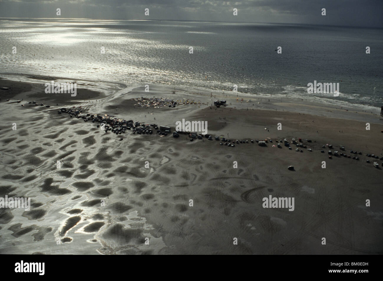 Photo aérienne de windsurfeurs, voitures, St Peter-Ording, banc de sable, vasière, sandflat, mer des Wadden, German Bight, Mer du Nord, Schleswig Banque D'Images
