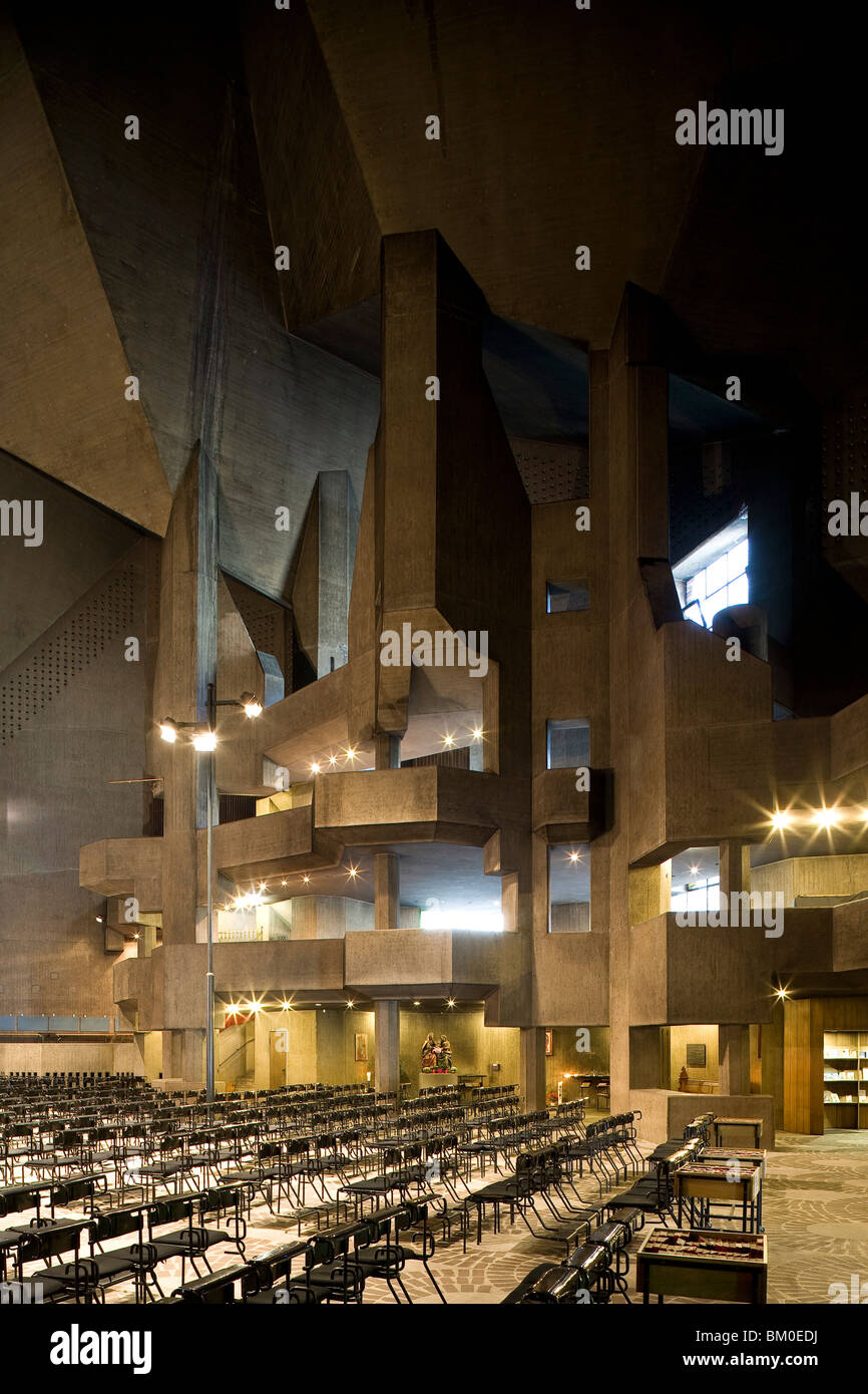 Église de pèlerinage de Neviges, construire en 1968 par l'architecte Gottfried Boehm, Neviges, région du Bergisches Land, Rhénanie du Nord-Westphalie, Germ Banque D'Images