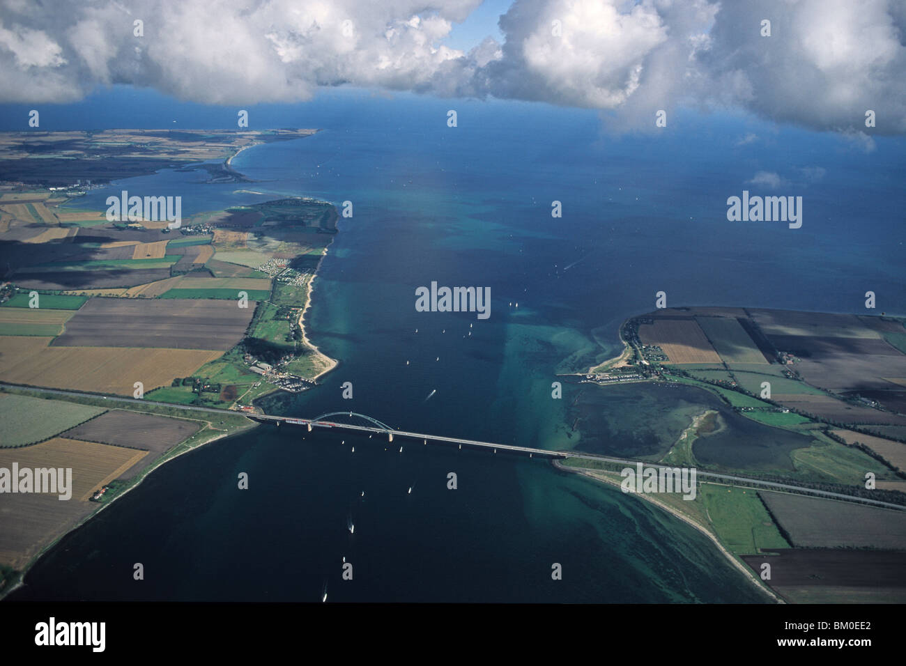 Photo aérienne de l'île de Fehmarn Fehmarn, pont sonore, les nuages, la mer Baltique, Schleswig Holstein, Allemagne du nord Banque D'Images