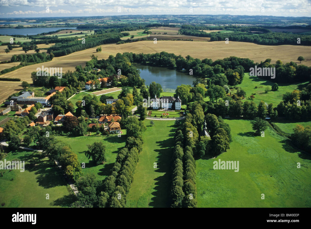 Photo aérienne, manoir, maison seigneuriale, baie de Kiel, de l'agriculture, campagne, rural, champ, Schleswig Holstein, Allemagne du nord Banque D'Images
