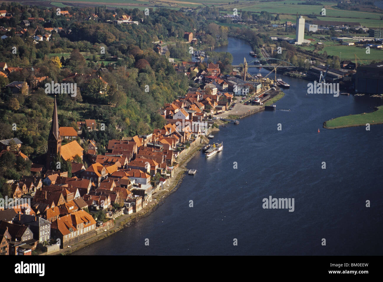 Photo aérienne de l'Elbe et de Lauenburg Schleswig-Holstein, Allemagne du nord Banque D'Images