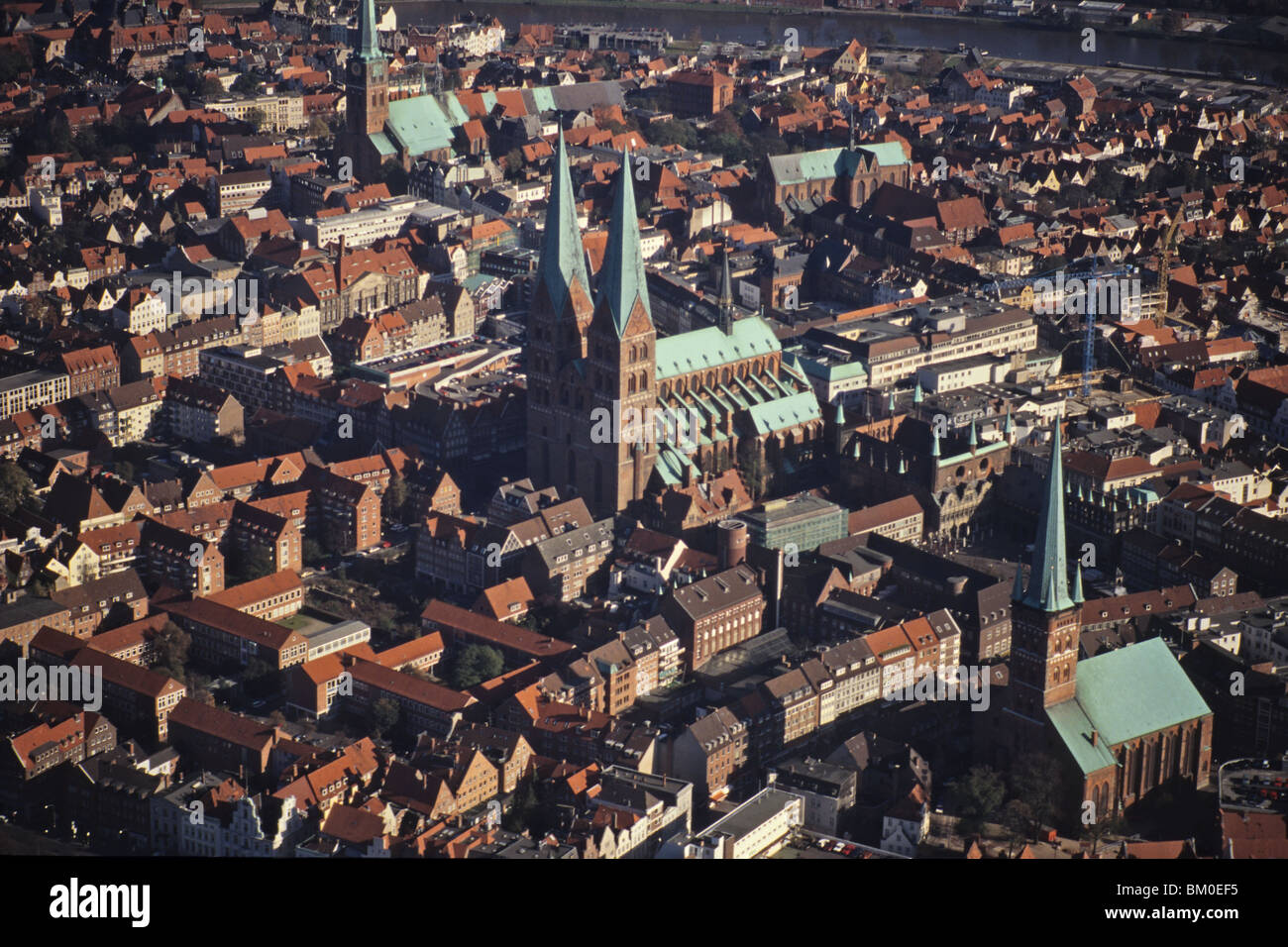 Photo aérienne de l'aéroport de Lübeck, de la vieille ville historique, rivière Trave, UNESCO World Heritage Site, Schleswig Holstein, Allemagne Banque D'Images