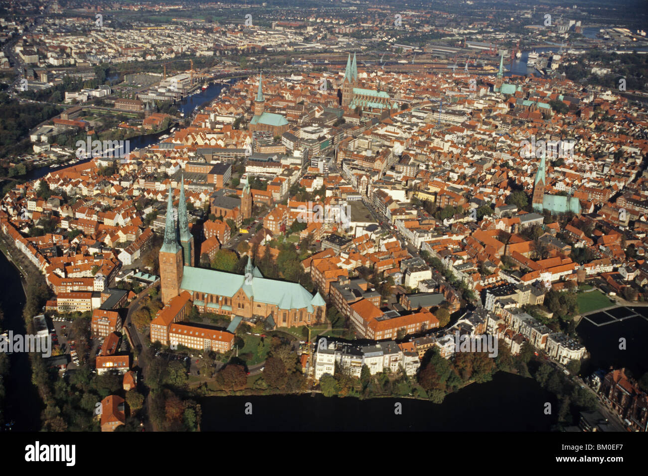 Photo aérienne de l'aéroport de Lübeck, de la vieille ville historique, rivière Trave, UNESCO World Heritage Site, Schleswig Holstein, Allemagne Banque D'Images
