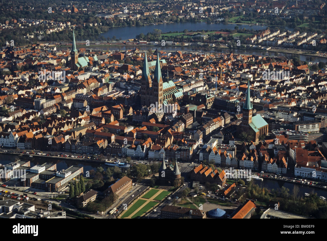 Photo aérienne de l'aéroport de Lübeck, de la vieille ville historique, rivière Trave, UNESCO World Heritage Site, Schleswig Holstein, Allemagne Banque D'Images