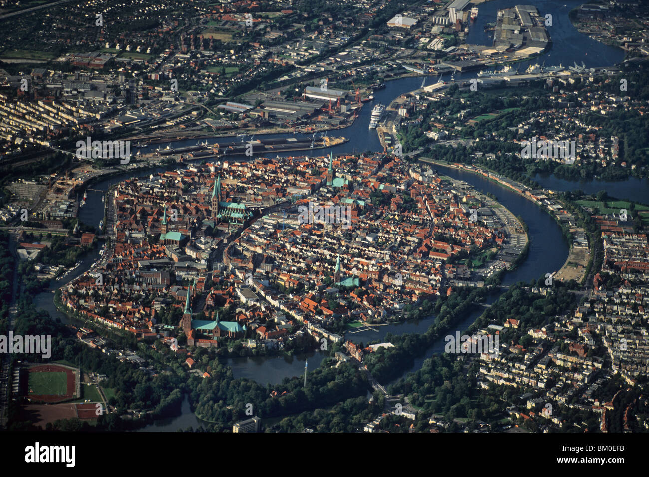 Photo aérienne de l'aéroport de Lübeck, de la vieille ville historique, rivière Trave, UNESCO World Heritage Site, Schleswig Holstein, Allemagne Banque D'Images