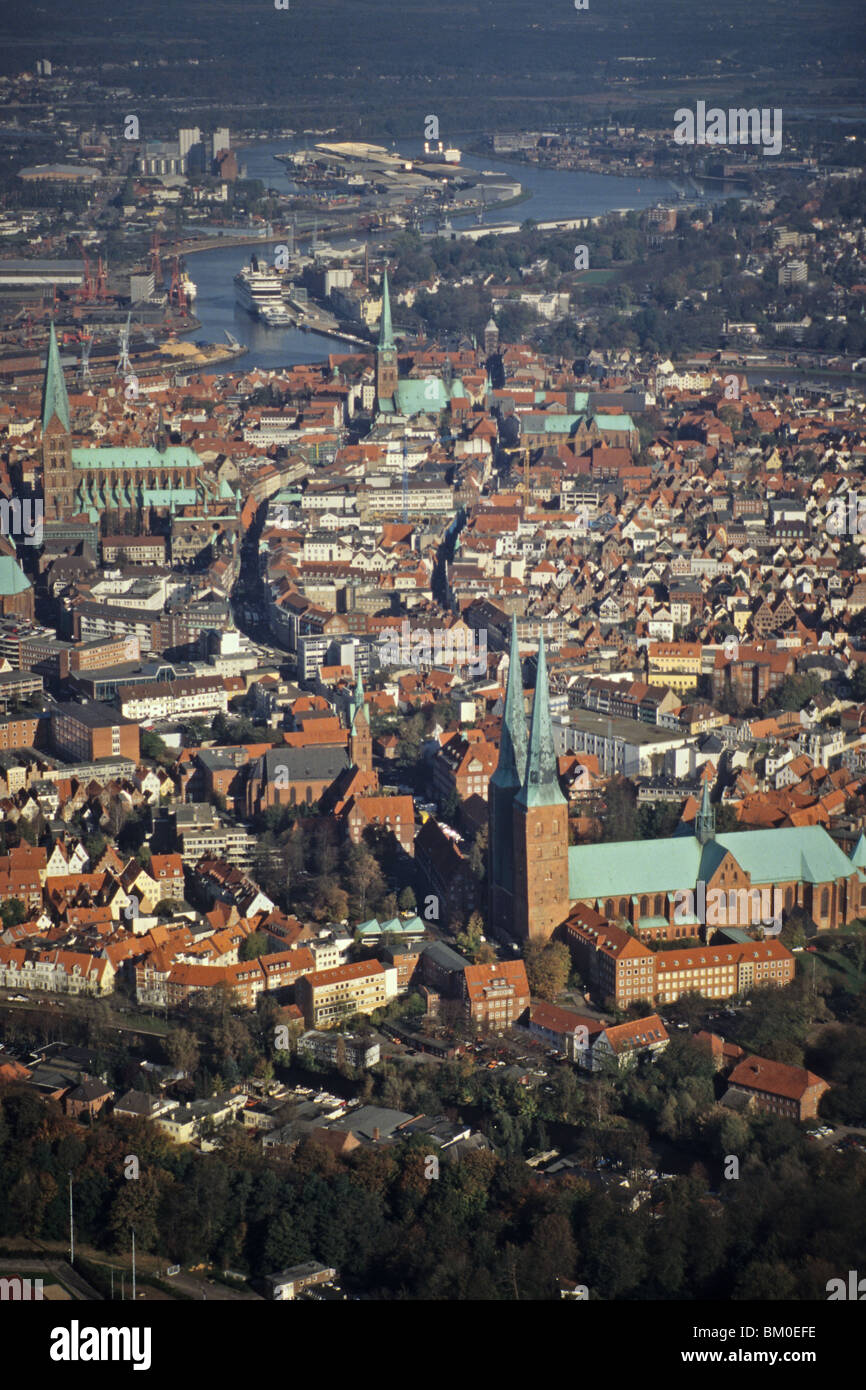 Photo aérienne de l'aéroport de Lübeck, de la vieille ville historique, rivière Trave, UNESCO World Heritage Site, Schleswig Holstein, Allemagne Banque D'Images