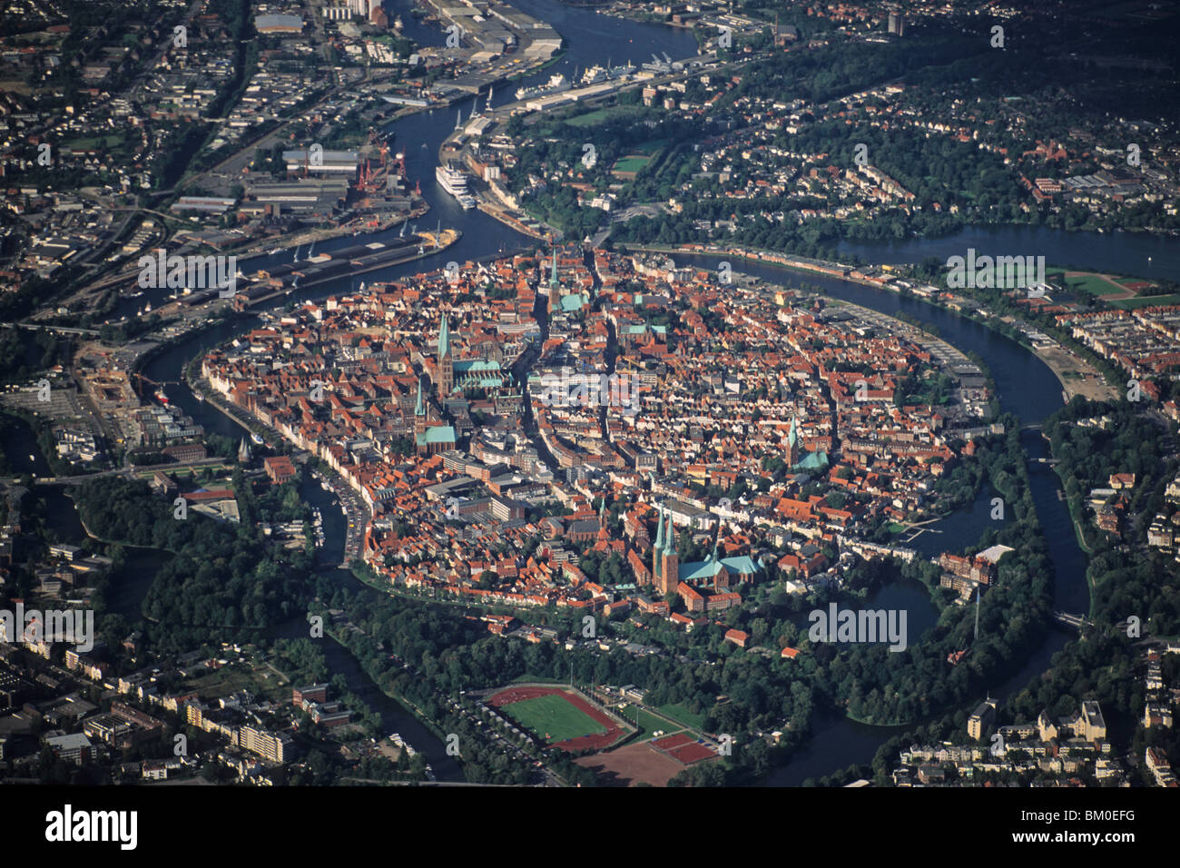 Photo aérienne de l'aéroport de Lübeck, de la vieille ville historique, rivière Trave, UNESCO World Heritage Site, Schleswig Holstein, Allemagne Banque D'Images