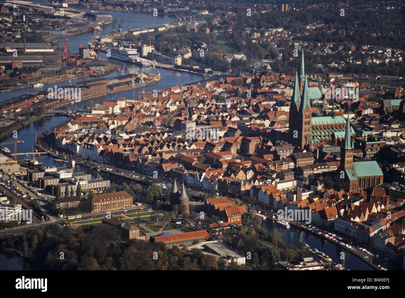 Photo aérienne de l'aéroport de Lübeck, de la vieille ville historique, rivière Trave, UNESCO World Heritage Site, Schleswig Holstein, Allemagne Banque D'Images