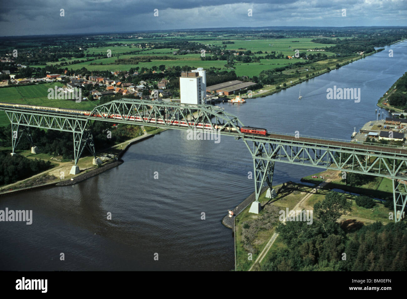 Photo aérienne du Canal de Kiel, pont ferroviaire, train, Hochdonn, Schleswig Holstein, Allemagne du nord Banque D'Images