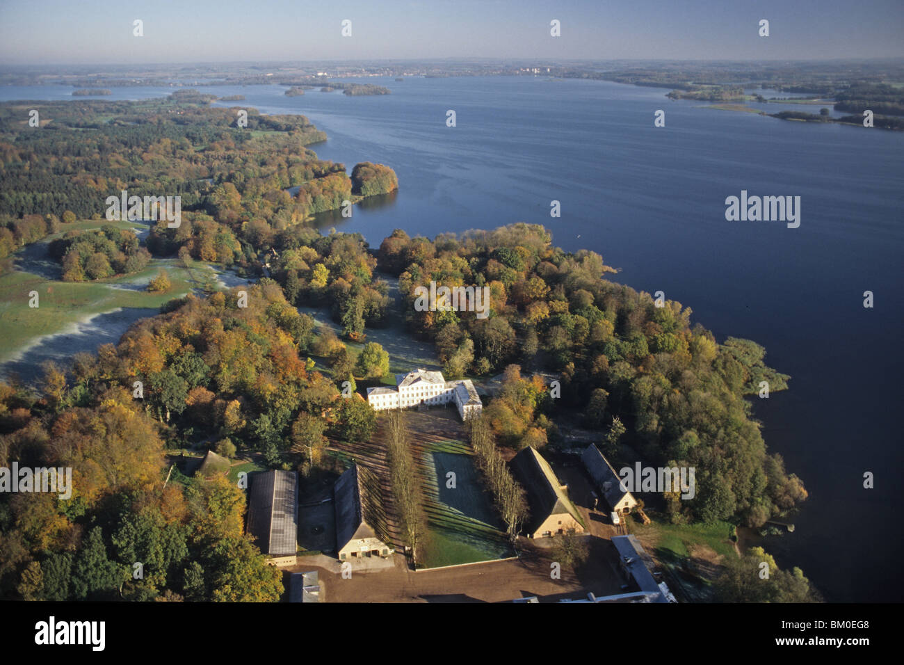 Photo aérienne de lacs, matin givre, Holstein Suisse, Ploener lac, maison seigneuriale, Schleswig Holstein, Allemagne du nord Banque D'Images