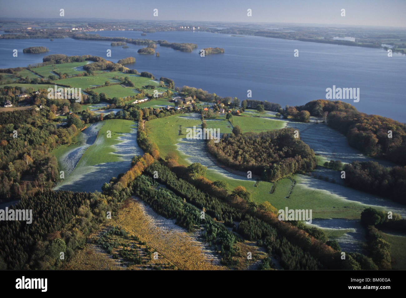 Photo aérienne de lacs, la Suisse du Holstein, Ploener Lac, forêt, matin givre, Schleswig Holstein, Allemagne du nord Banque D'Images
