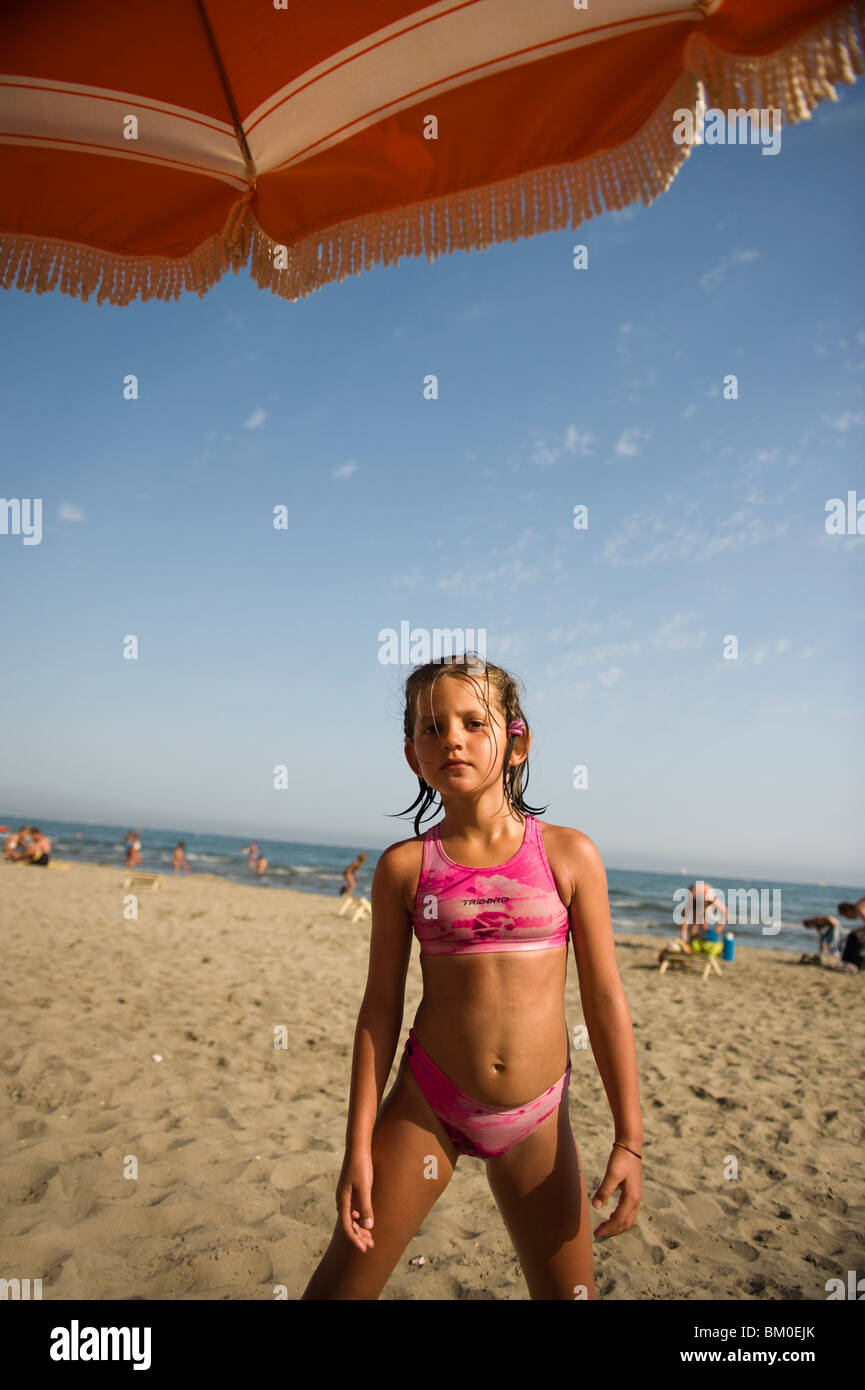 Portrait fille sur la plage maillot de bain piscine looking at camera Photo  Stock - Alamy