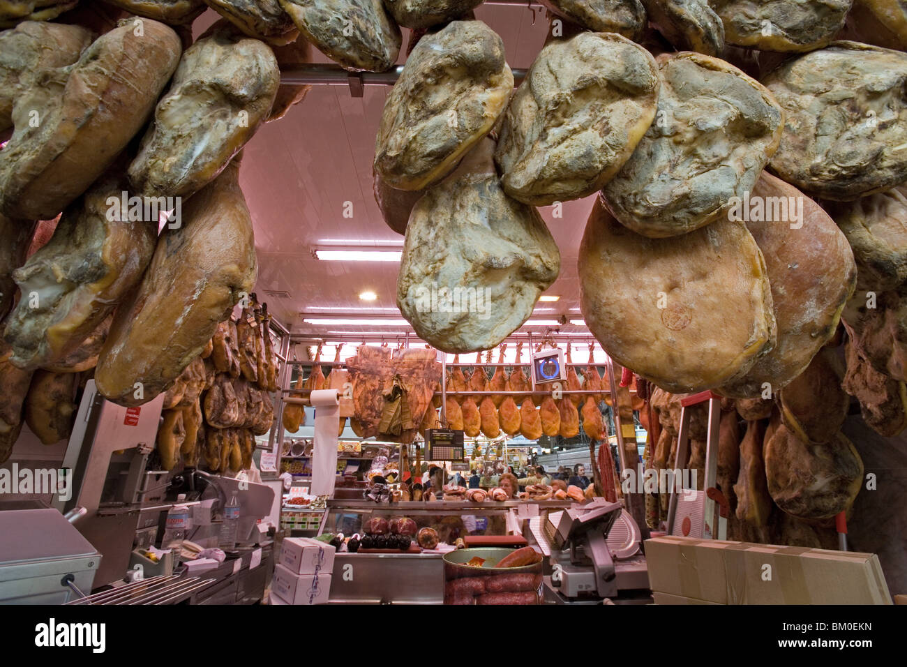 Mercado Central, le marché central, jambon Serrano, Valencia, Espagne Banque D'Images