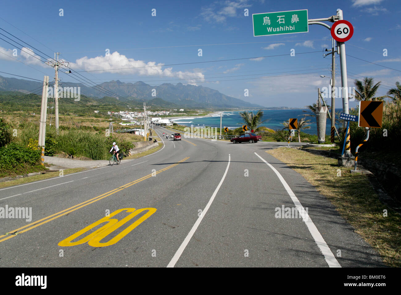 Cycliste sur route côtière, dans la lumière du soleil, l'autoroute no 11, Wushihbi, République de Chine, Taiwan, Asie Banque D'Images