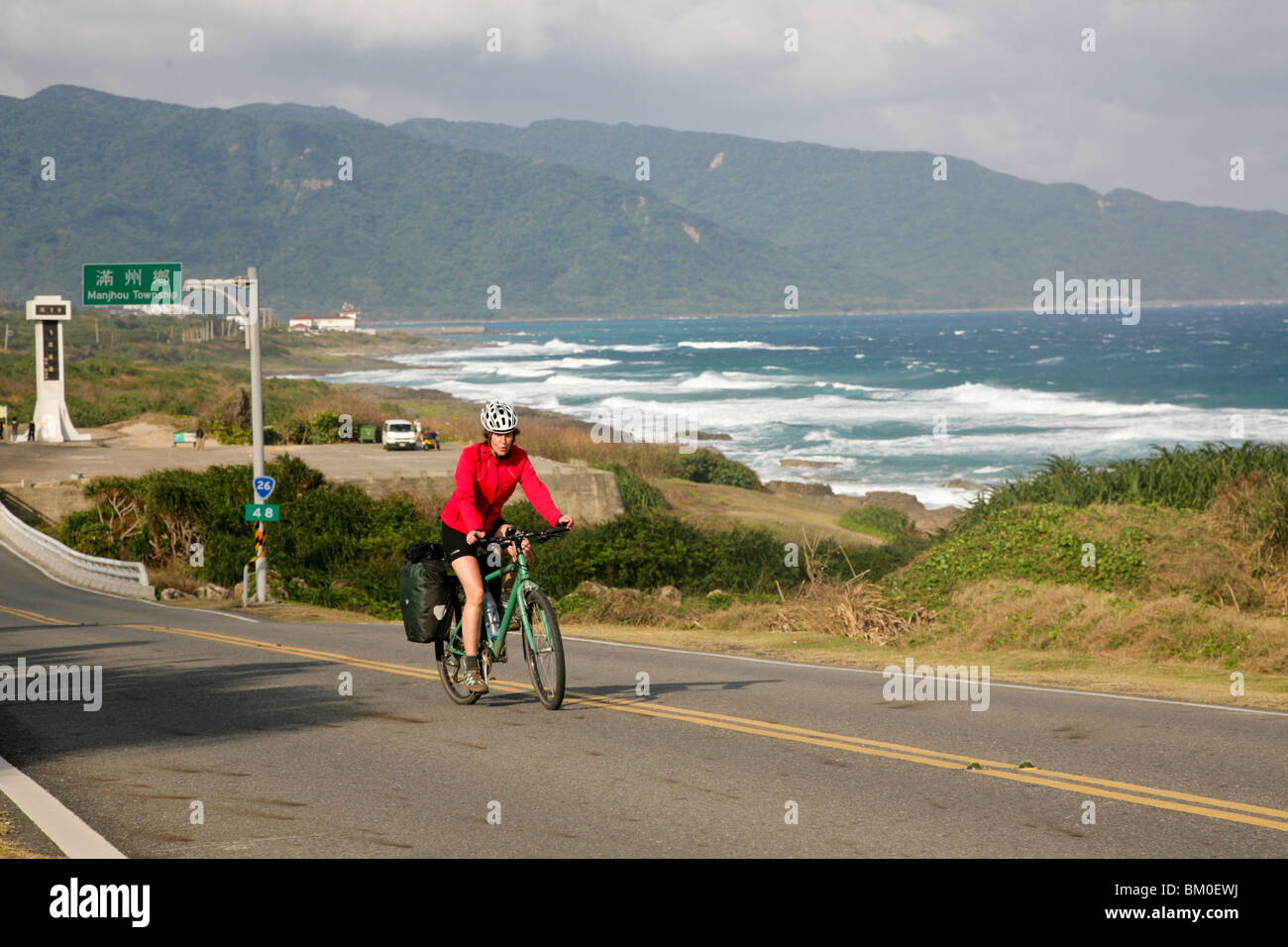 Cycliste sur route du littoral, Parc National de Kenting, Kenting, Kending, République de Chine, Taiwan, Asie Banque D'Images