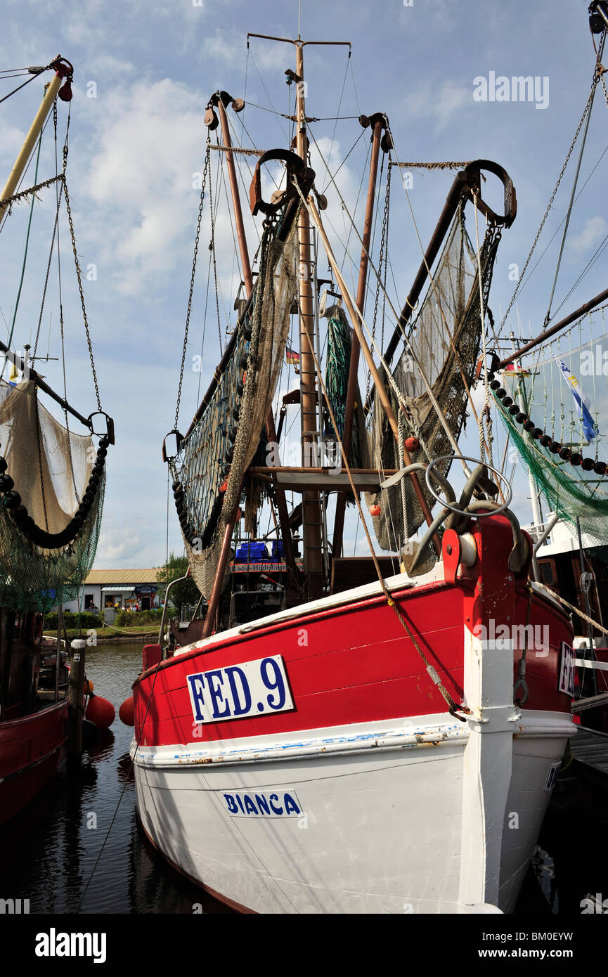 Port de mer Bateau soleil soleil nuages ciel chalutier de pêche de poisson filets rouge piscine Banque D'Images