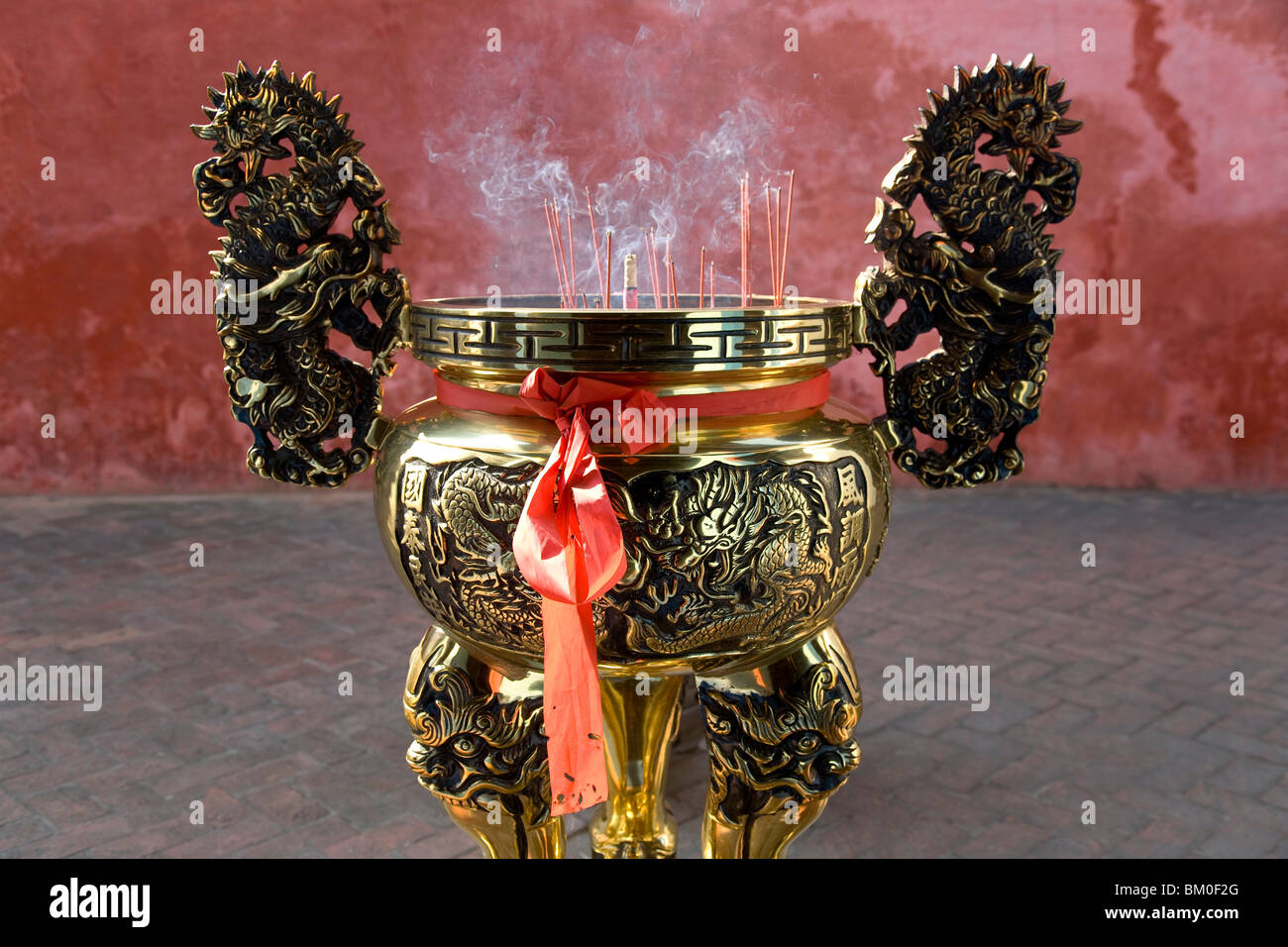 Navire pour encens en face de mur rouge, Temple Kuanti, Tainan, République de Chine, Taiwan, Asie Banque D'Images