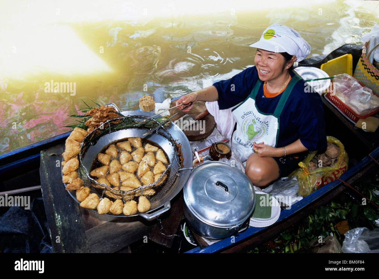 Floating Food, Taling Chan Floating Market, Bangkok, Thaïlande Banque D'Images