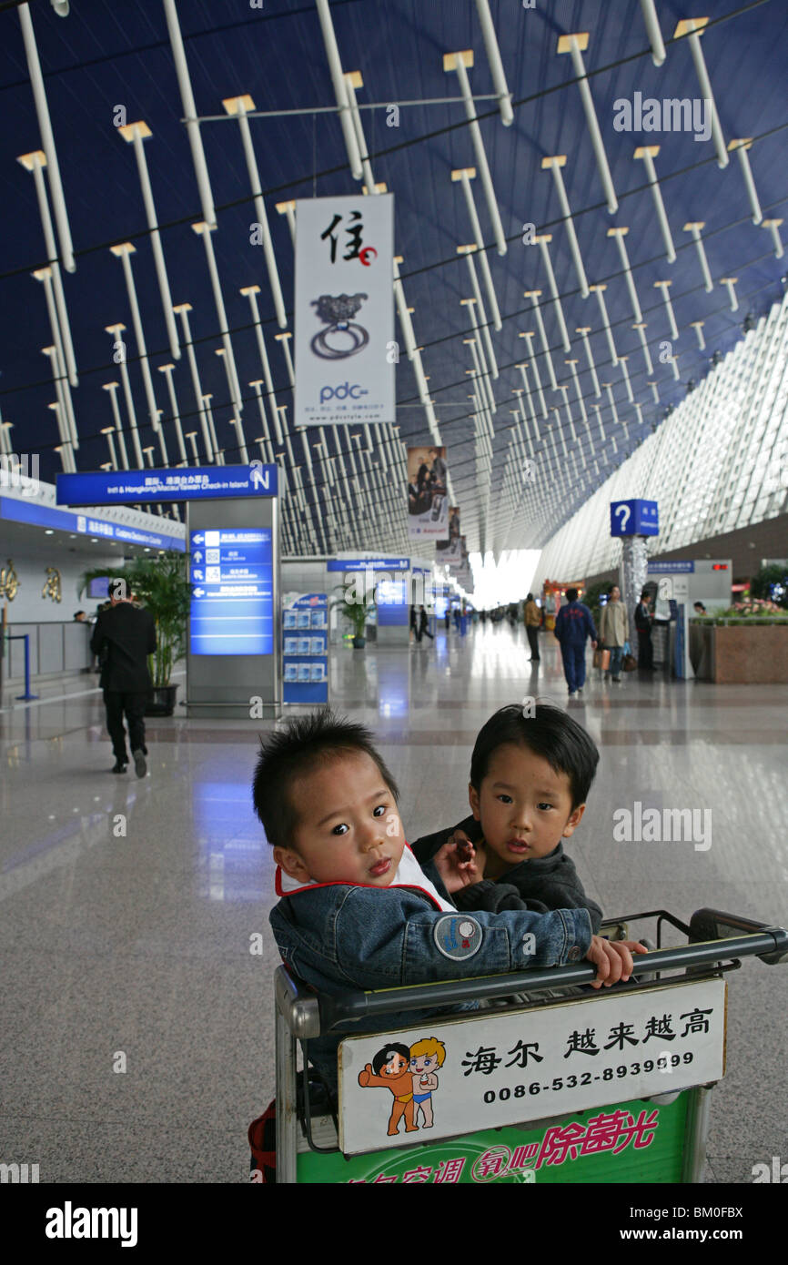 L'aéroport de Pudong à Shanghai, Chine, salon des passagers l'Aéroport International de Pudong, Terminal de départ Banque D'Images