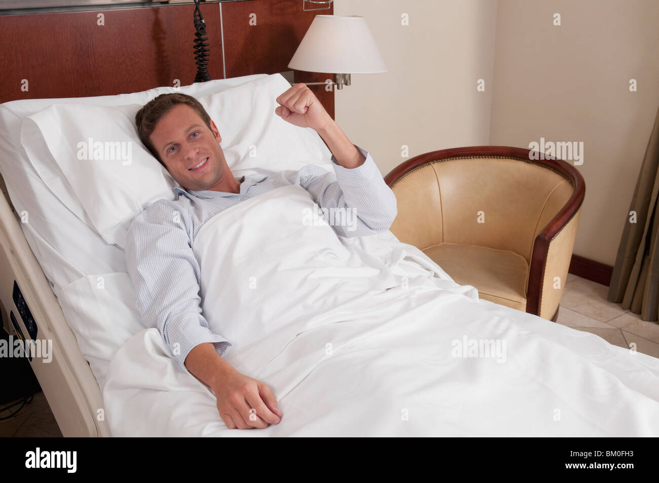 L'homme couché dans un lit d'hôpital Photo Stock - Alamy