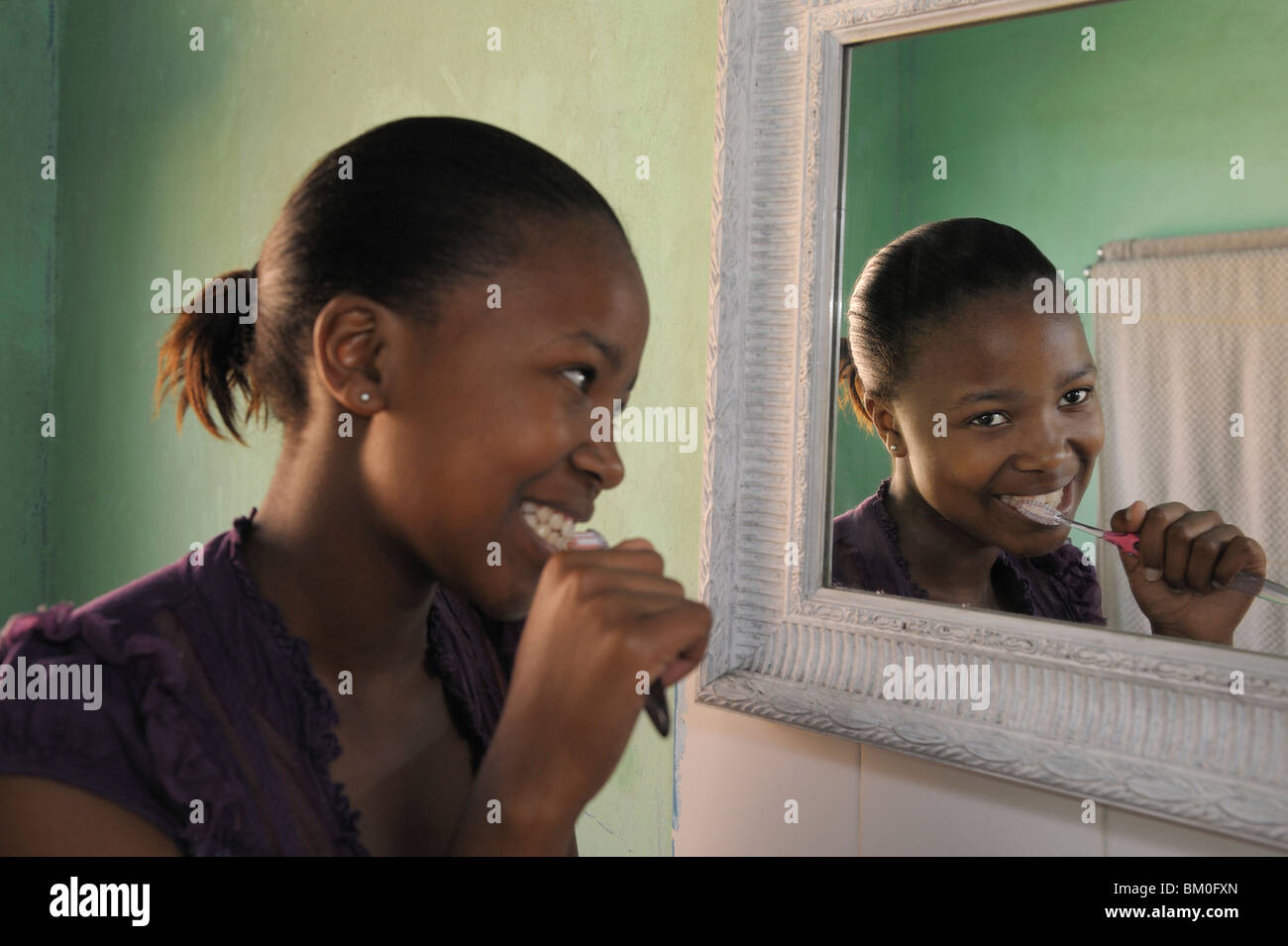 Teenage girl (16-17) se brosser les dents, Cape Town, Western Cape Province, Afrique du Sud Banque D'Images