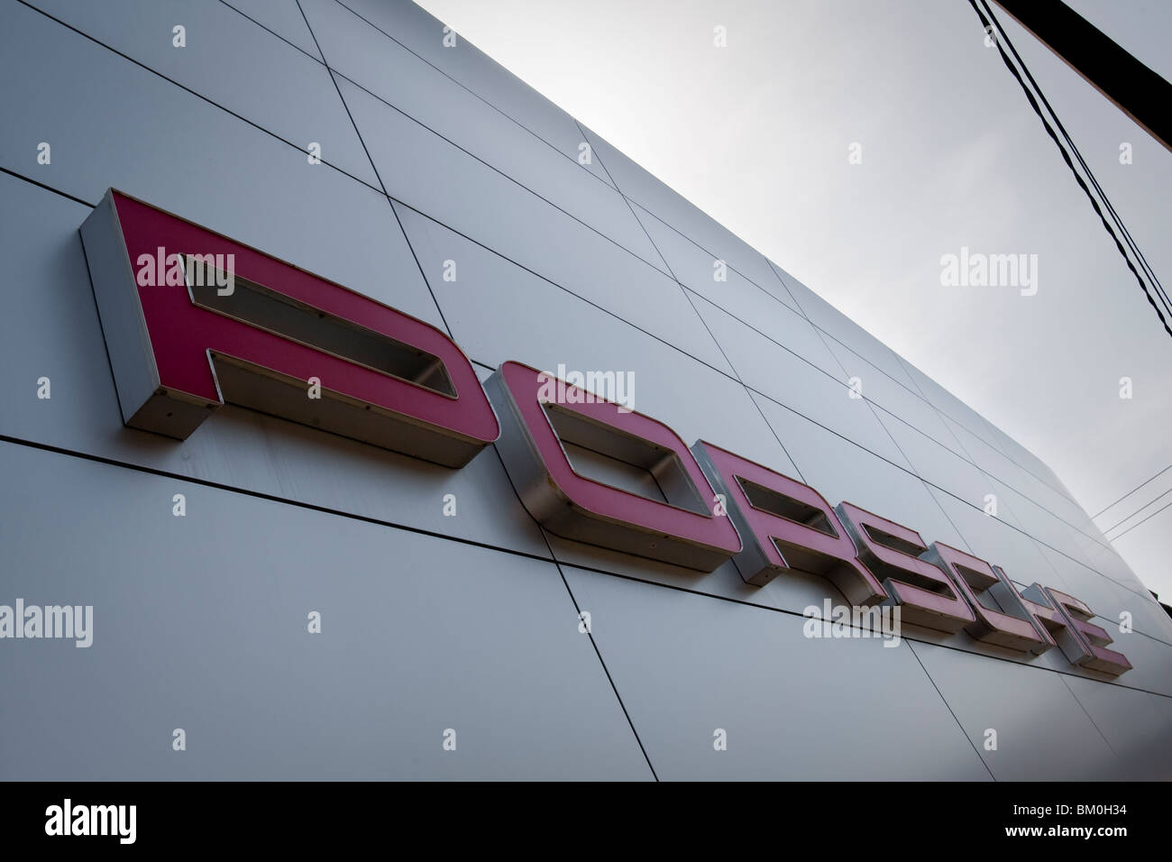 Un concessionnaire automobile Porsche est représenté à Toronto Banque D'Images