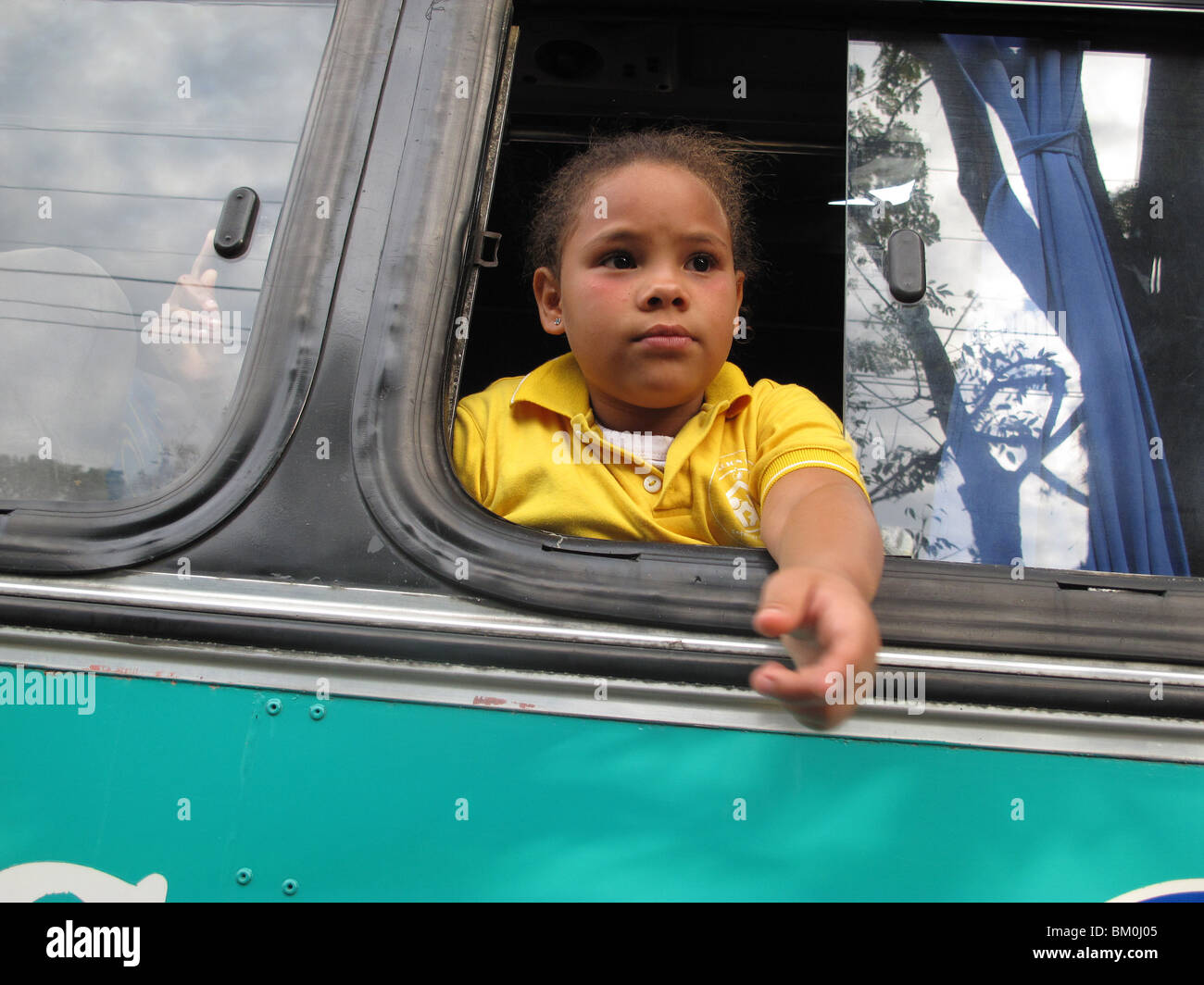 Fille 7 ans à la fenêtre d'autobus à Medellin Photo Stock - Alamy